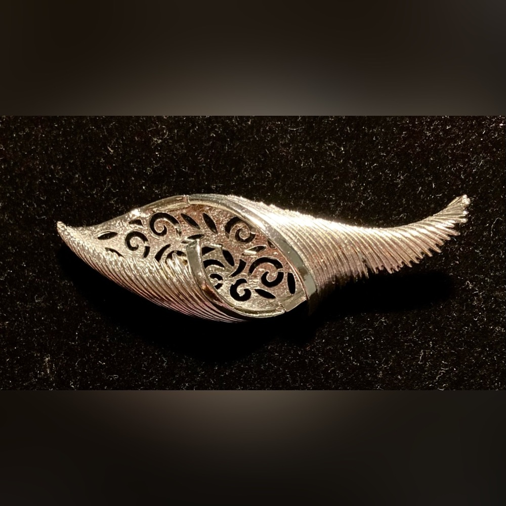 Vintage Coro Silvertone Wrap Brooch